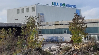 Das ehemalige EKA-Möbelwerk ist in Besitz des Immobilienhändlers Thomas Sommer. Der will den Landkreis nicht so einfach aus dem Vertrag wegen des Containerdorfs für Geflüchtete herauslassen. (Archivbild: Nina Daebel)