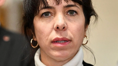 Die Linke-Co-Fraktionsvorsitzende Elif Eralp will in Berlin Regierende Bürgermeisterin werden, im Hintergrund steht der zweite Fraktionsvorsitzende Tobias Schulze. (Foto: Soeren Stache/dpa)