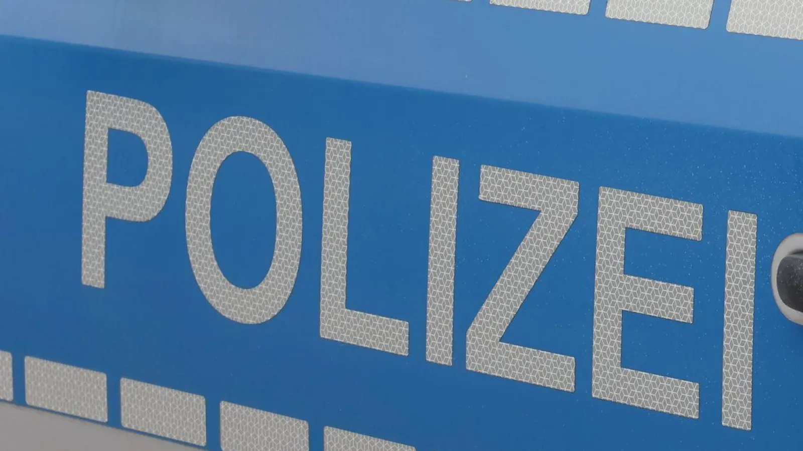 Die Ansbacher Polizei hat es in Leutershausen mit einer Serie von Diebstählen aus Autos zu tun. Erbeutet wurden unter anderem Geld und Scheckkarten. (Symbolbild). (Foto: Bodo Schackow/dpa)