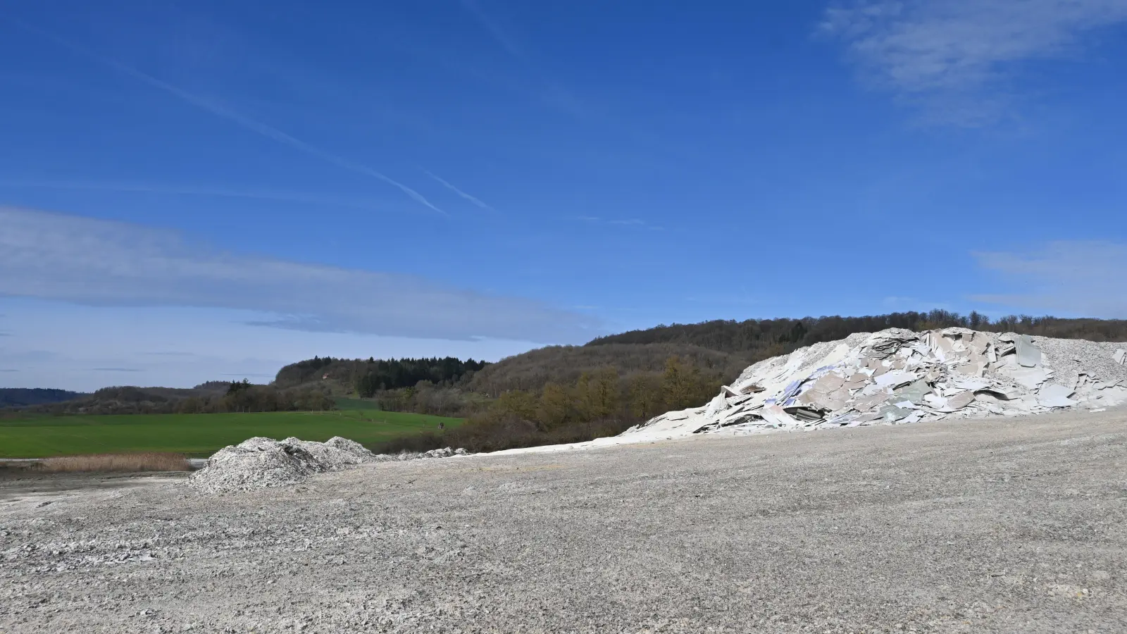 In der grünen Hügellandschaft des oberen Ehegrunds wächst der grauweiße Deponieberg aus entsorgten Gipskartonplatten. Nahe der Deponie ist ein weiterer Abbau in Planung. (Foto: Judith Marschall)