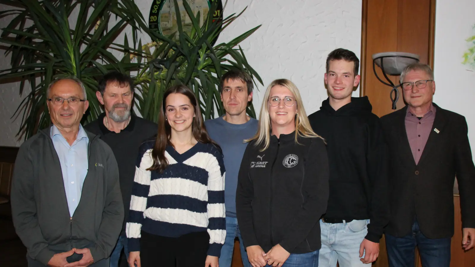 Bürgermeister Heinrich Klein (rechts) ehrte bei der Bürgerversammlung in Gollhofen (von links) Harald Trabert, Lorenz Fürstenhöfer, Pia Sturm, Stefan Englert, Sandra Muhlfinger und David Pfadler.  (Foto: Gudrun Trabert)