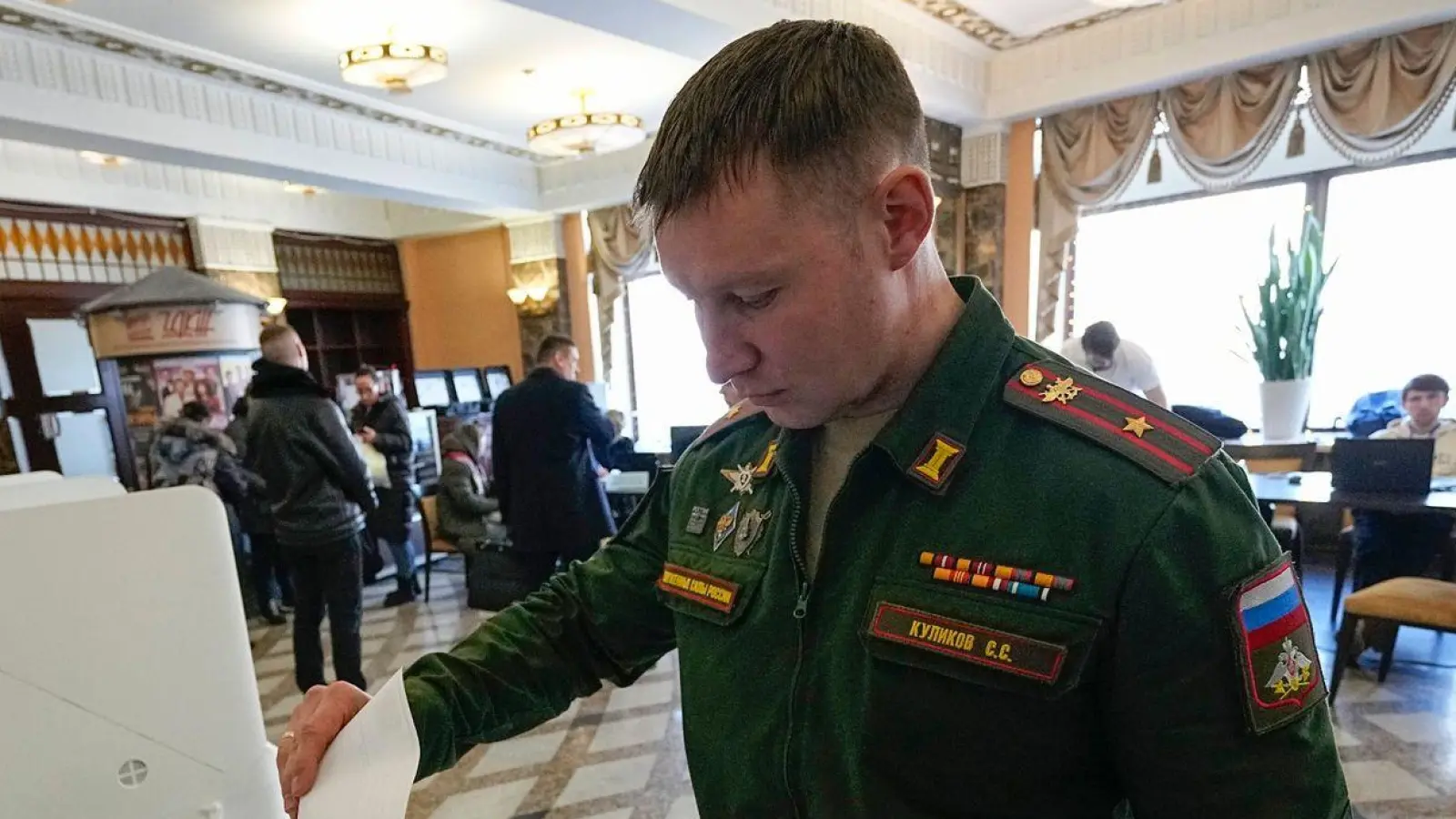 Ein russischer Soldat gibt während der Präsidentschaftswahl in einem Wahllokal Moskau seine Stimme ab. (Foto: Alexander Zemlianichenko/AP)