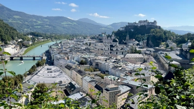 Vom Mönchsberg aus können Touristinnen und Touristen einen guten Blick auf Salzburg bekommen - die Festspiele wollen in dem Berg mehr Platz schaffen. (Archivbild) (Foto: Anita Arneitz/dpa-tmn)