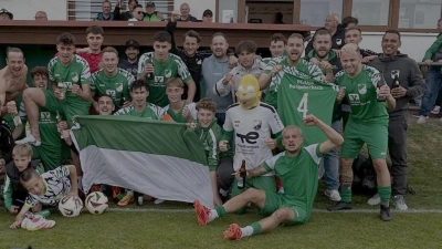 Gefeiert wurde beim FC/DJK Burgoberbach am Wochenende gleichzweimal. Hier versammelt sich das Team, verstärkt mit dem bekannt großen Fußballer Homer Simpson, nach dem Heimsieg über Steinachgrund am Samstag. Als am Sonntag dann den Titel feststand, ging es erst richtig los mit den Feierlichkeiten. (Foto: Thomas Appel)