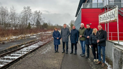 Ortstermin am stillgelegten Bahngleis: Mit dem Bayerischen Verkehrsminister Christian Bernreiter (Dritter von links) diskutierten OB Dr. Christoph Hammer, CSU-Stadträtin Kyra Hofmann, JU-Kreisvorsitzender Valentin Huber, MdB Artur Auernhammer (von rechts), Bürgermeisterin Nora Engelhard und CSU-Fraktionsvorsitzender Klaus Huber (von links) über die Chancen der Reaktivierung der Linie von Dombühl nach Wilburgstetten. (Foto: Martina Haas)