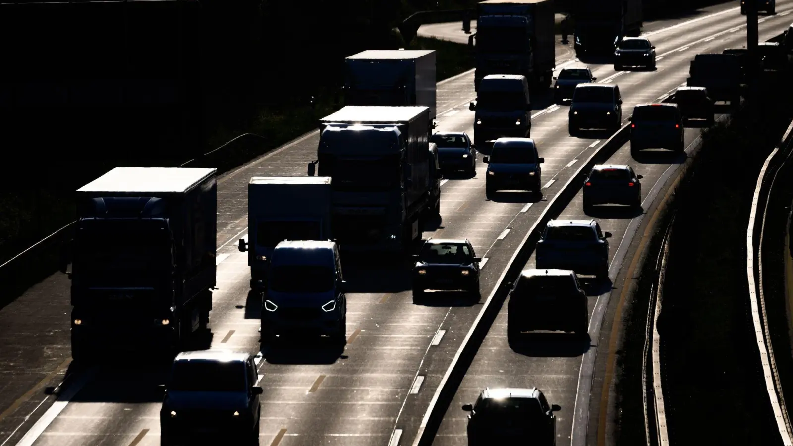 Auf zwei Autobahnen in Baden-Württemberg müssen Autofahrer am Wochenende wegen Sperrungen deutlich mehr Geduld mitbringen. (Foto: Robert Michael/dpa)