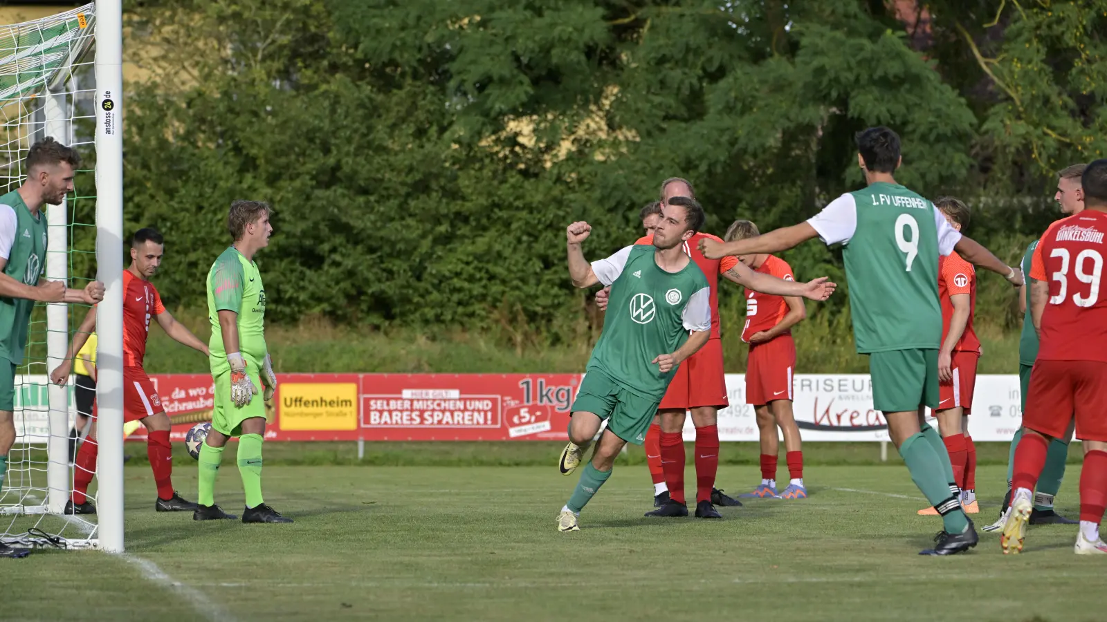 Die Entscheidung in der Partie Uffenheim gegen Dinkelsbühl: Sebastian Zeller (im grünen Trikot in der Mitte) hat soeben da 2:0 für das FVU (rechts Stefan Bauer) erzielt, die Sportfreunde (von links Simon Heberlein und Torwart Martin Proske) sind geschlagen. (Foto: Martin Rügner)