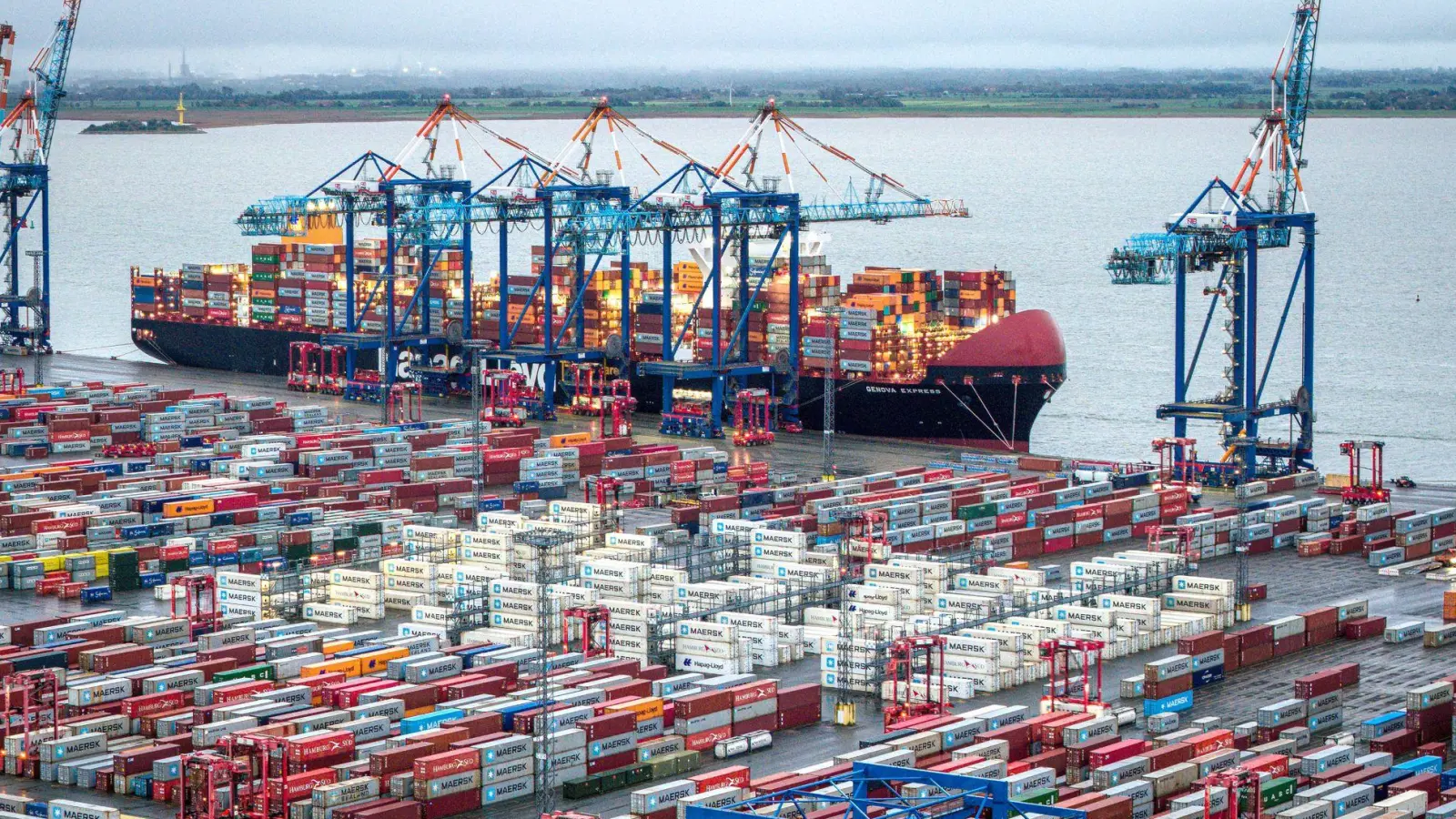 Die neuen Zollentscheidungen von Donald Trump sorgen bei Handelsunternehmen für Unsicherheit: Die EU sieht nun aber positive Signale aus Washington. (Archivbild) (Foto: Sina Schuldt/dpa)