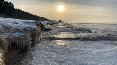 Die Suche auf See sei durch die Dunkelheit und große Eisschollen erschwert worden, was die Navigation stark beeinträchtigt habe, hieß es. (Symbolfoto) (Foto: Alexander Welscher/dpa)