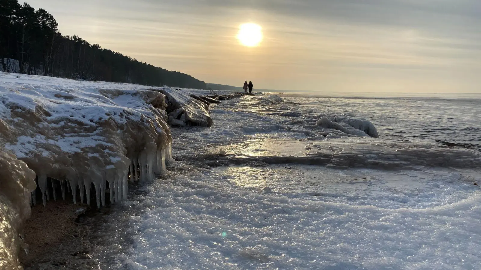 Die Suche auf See sei durch die Dunkelheit und große Eisschollen erschwert worden, was die Navigation stark beeinträchtigt habe, hieß es. (Symbolfoto) (Foto: Alexander Welscher/dpa)