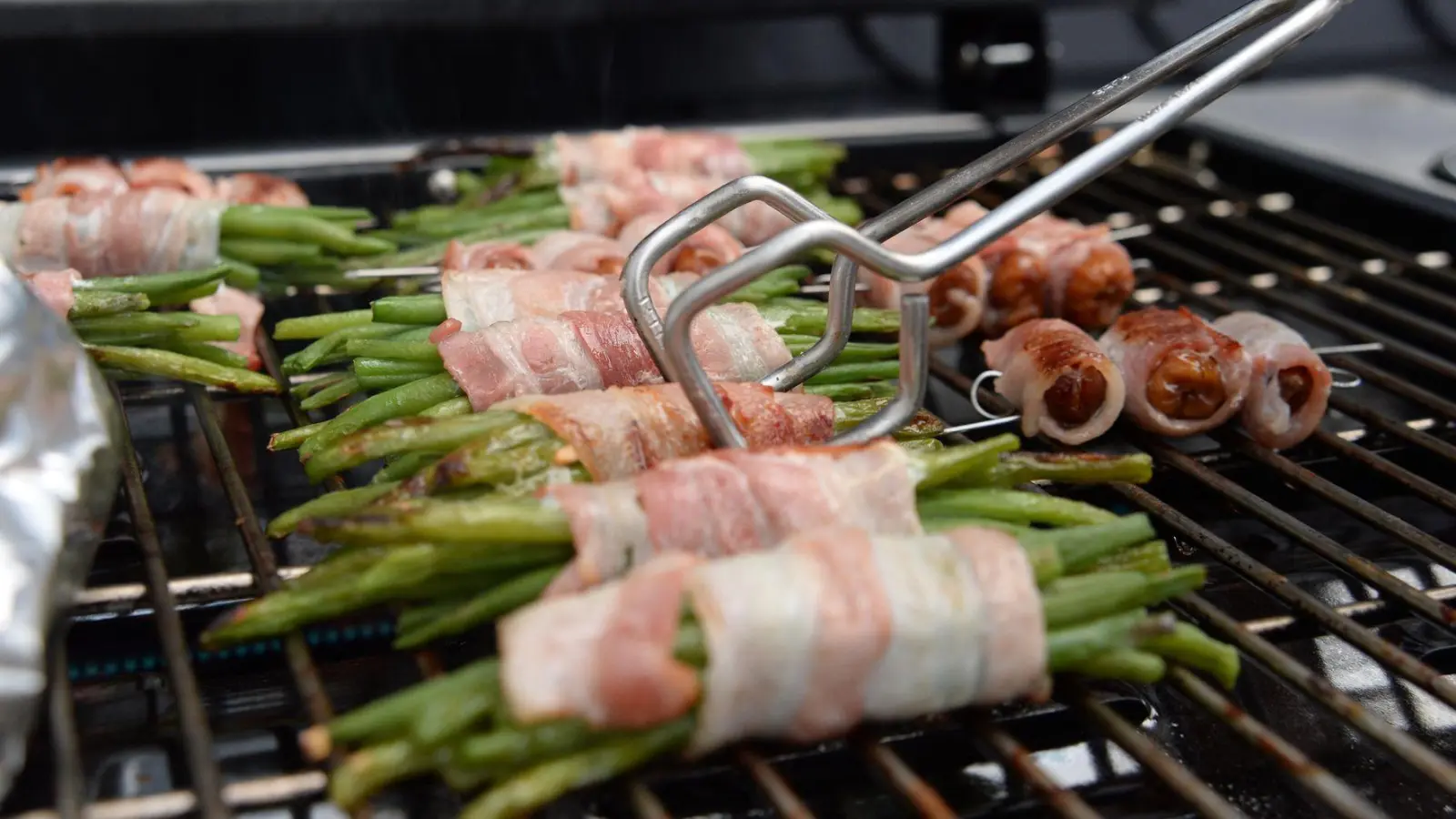 Grillspaß im Winter? Entscheidend ist der richtige Ort – und das passende Gas. (Foto: Andrea Warnecke/dpa-tmn)