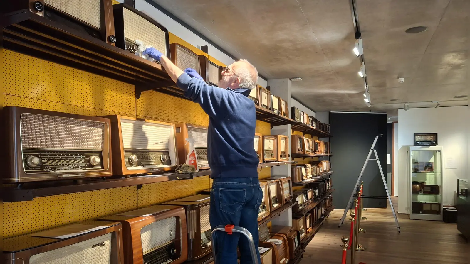 Die letzten Vorbereitungen laufen: Im Fränkischen Museum in Feuchtwangen wird am Freitag die Ausstellung „Das Magische Auge – Eine Zeitreise mit Schätzen der Radiogeschichte” eröffnet.  (Foto: Stadt Feuchtwangen/Dr. Reinhard Reck)