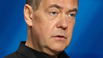 Der Vizechef des russischen nationalen Sicherheitsrates, Dmitri Medwedew, bringt als Reaktion auf die Sanktionen gegen Moskau direkte Angriffe auf deutsche Rüstungsbetriebe ins Spiel. (Archivbild) (Foto: Ekaterina Shtukina/Pool Sputnik/dpa)