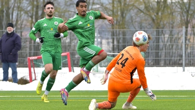 Neuzugang Ken Mata lupft den Ball an Torwart Lukas Völlger vorbei und bringt die SpVgg Ansbach im Test gegen die DJK Gebenbach in Führung. Hinten beobachtet Dino Nuhanovic das Geschehen. (Foto: Martin Rügner)