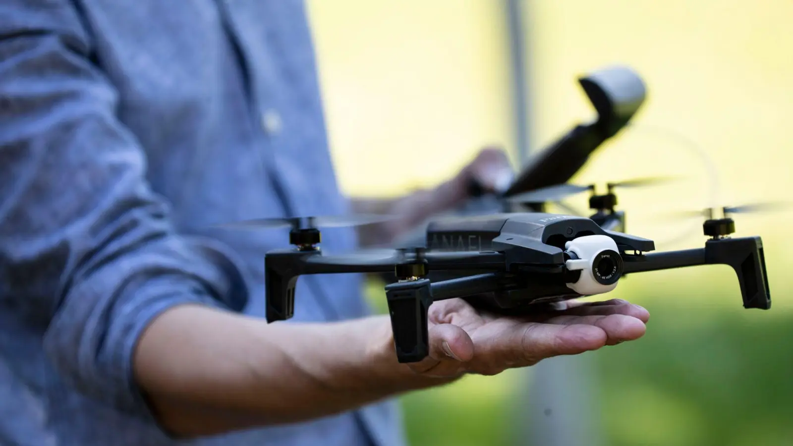 Wie ist die Kamera aufgehängt? Beim Kauf einer Fotodrohne sollte man auf einen guten Bildstabilisator (Gimbal) mit drei Achsen achten, der die Kamera ruhig hält. (Foto: Alexander Prautzsch/dpa-tmn)