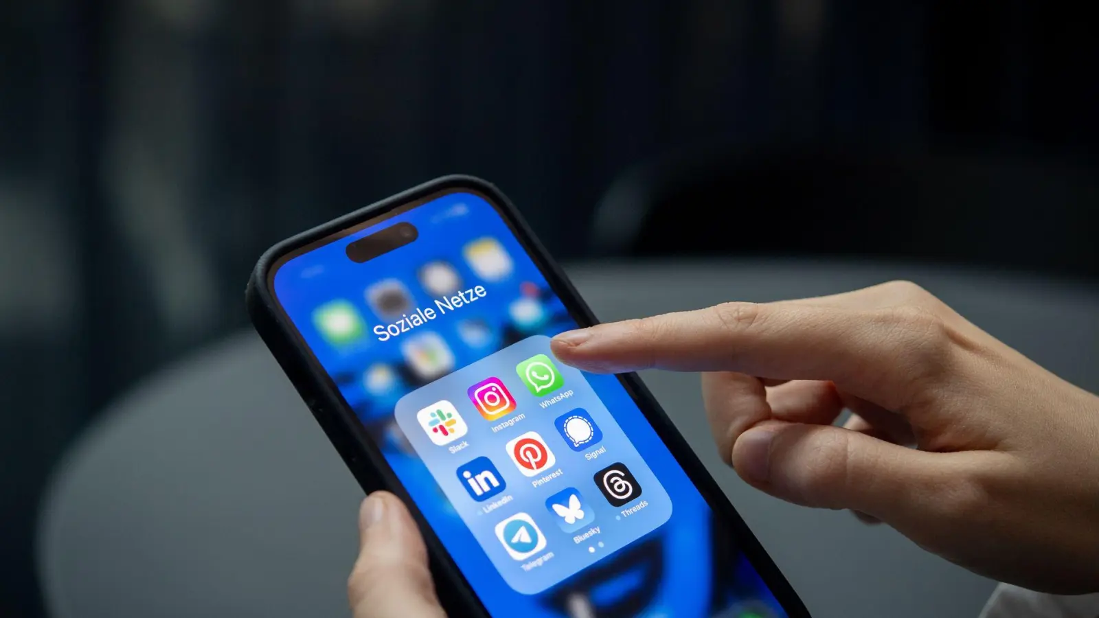 Keine Lust auf News aus dem Einkaufszentrum? Hey Whatsapp, bitte mal den Status von Onkel Rolf verbergen! (Foto: Zacharie Scheurer/dpa-tmn)