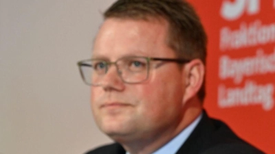 Matthias Miersch, Chef der SPD-Bundestagsfraktion (r), und Bayerns SPD-Fraktionschef Holger Grießhammer in Bad Aibling. (Foto: Uwe Lein/dpa)