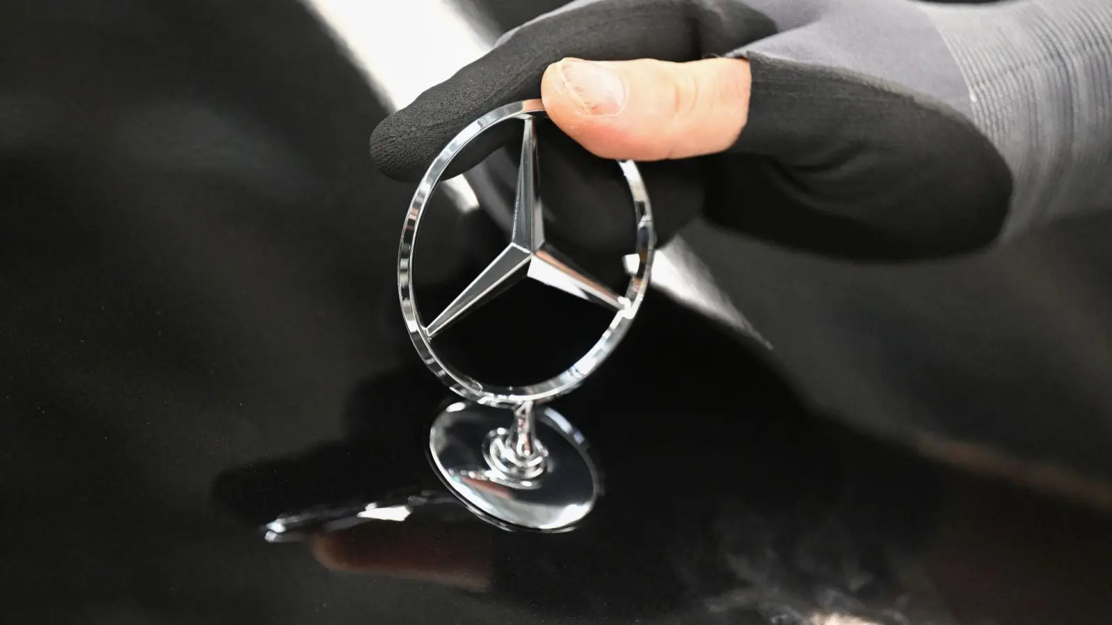 Ein Mercedes-Stern: Offenbar ein beliebtes Gut unter Autoteile-Dieben in Rothenburg. (Symbolbild: Bernd Weißbrod/dpa)