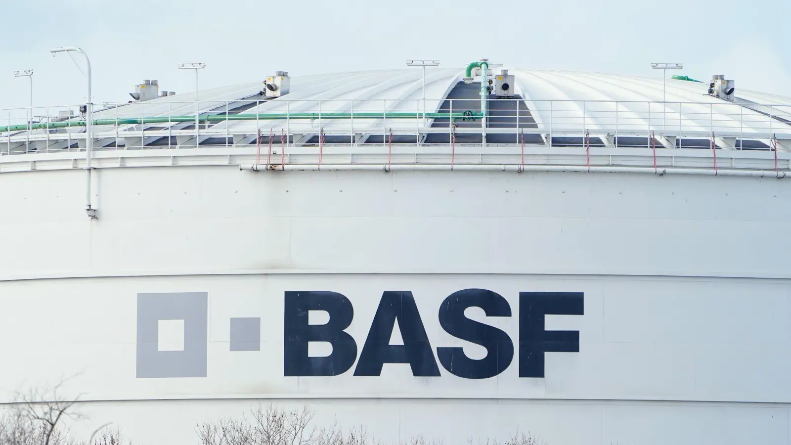 BASF in Ludwigshafen: Kostendruck, hohen Energiepreisen und einer zu geringen Auslastung am Stammwerk. (Archivbild) (Foto: Uwe Anspach/dpa)