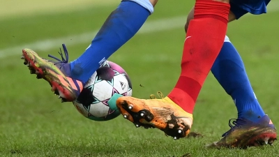 Zwei Fußballspieler kämpfen um den Ball. (Foto: Uli Deck/dpa/Symbolbild)