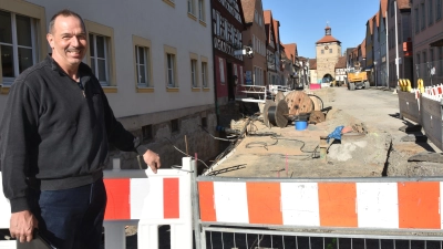 Der designierte Scheinfelder Stadtbaumeister Roland Zienert informierte über die Baustelle in der Scheinfelder Hauptstraße. Der Torturm wird Ende April denkmalprämiert. (Foto: Anita Dlugoß)