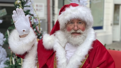 Der Ansbacher Uwe Lechner schlüpft seit einigen Jahren gern ins Kostüm des Weihnachtsmannes. Ehe er seine Paraderolle fand, stand er regelmäßig in Musicals auf der Bühne. (Foto: Lara Hausleitner)