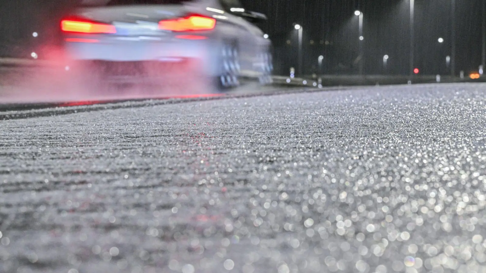 Die Polizei warnt vor glatten Straßen. (Symbolbild) (Foto: Jason Tschepljakow/dpa)