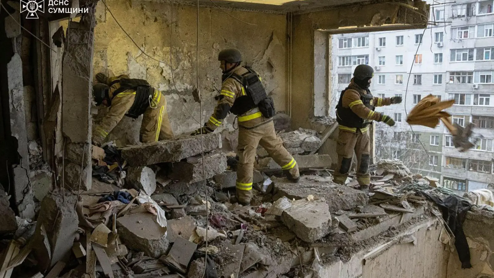 Nach dem russischen Drohnentreffer in Sumy werden mindestens neuen Tote gezählt.  (Foto: Uncredited/Ukrainian Emergency Service/AP/dpa)