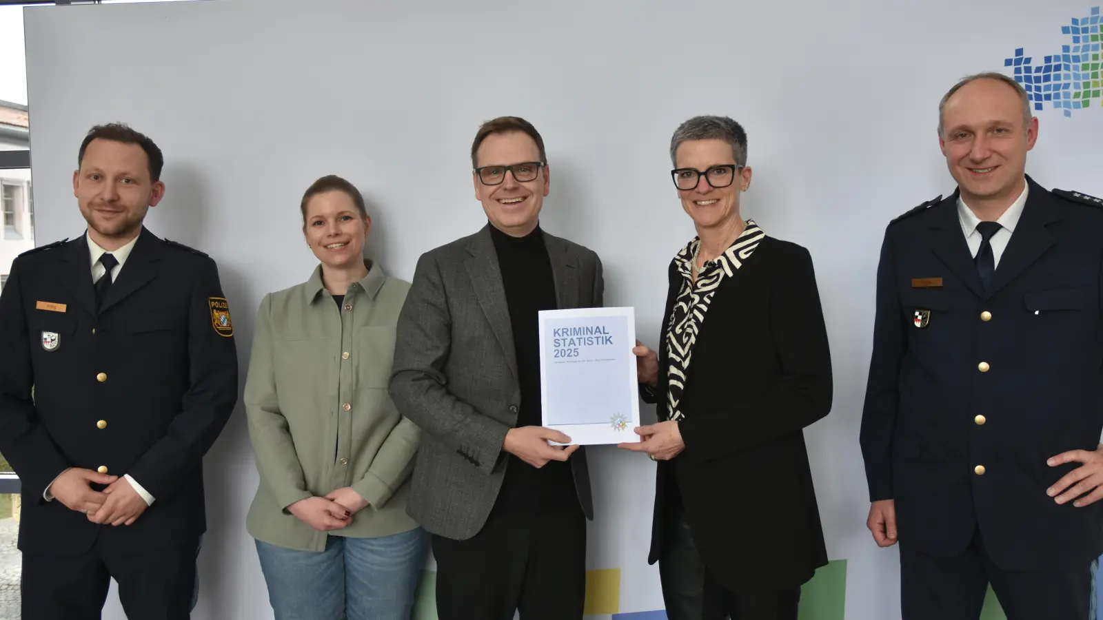 Kriminaldirektorin Cora Miguletz (Zweite von rechts) übergab die Kriminalstatistik 2025 an Landrat Christian von Dobschütz. Außerdem auf dem Foto: Franziska Zeilinger-Latka, die Leiterin der Abteilung öffentliche Sicherheit und Ordnung, der Leiter der Neustädter Polizeiinspektion Carsten Keller (rechts) und sein Kollege aus Bad Windsheim, stellvertretender Inspektionsleiter Timo Wittik (links). (Foto: Anita Dlugoß)