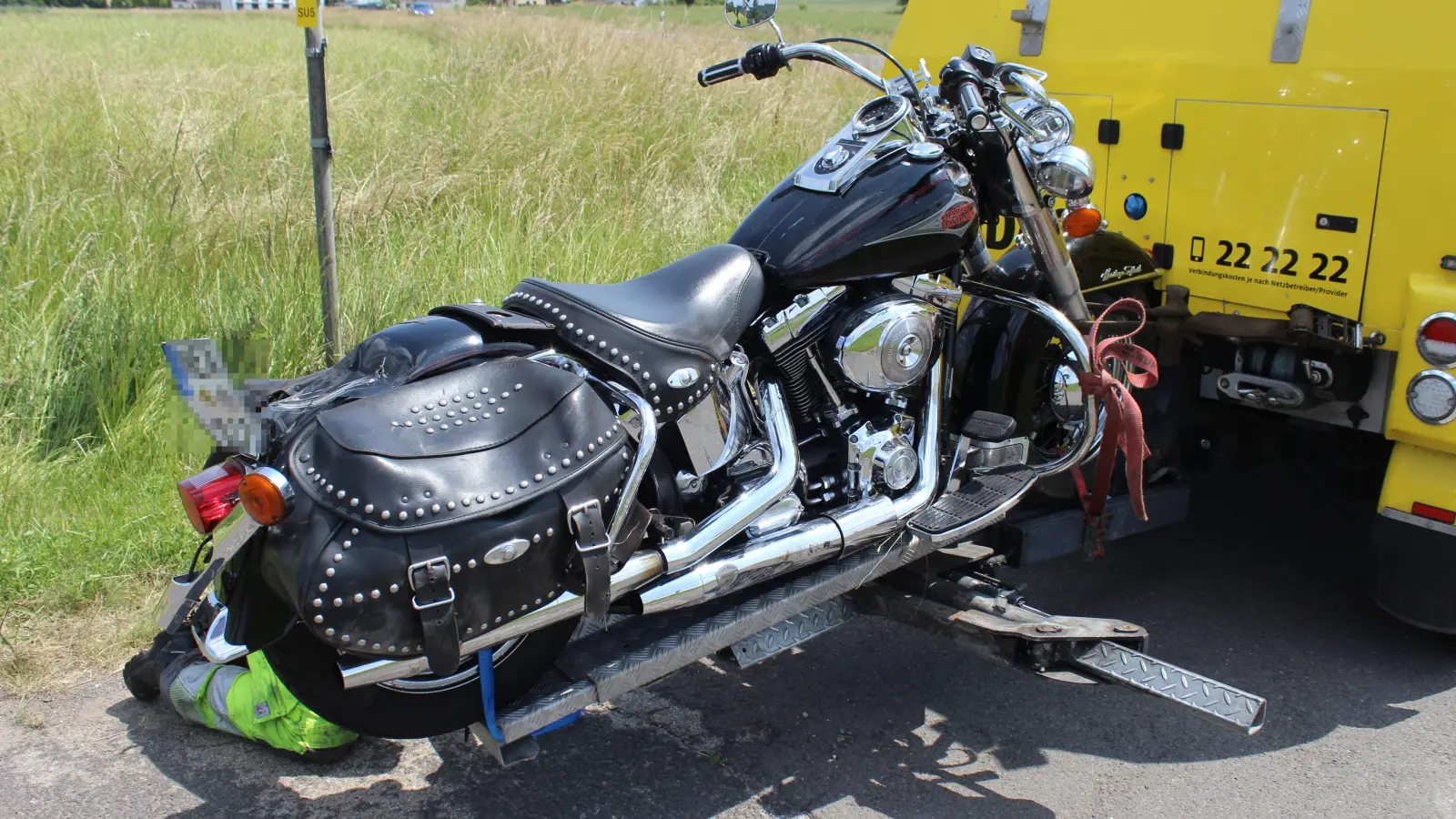 Das Motorrad wirkt auf den ersten Blick gar nicht schwer beschädigt. Der Fahrer wurde durch den Aufprall aber erheblich verletzt. (Foto: Hans-Jochen Teufel)