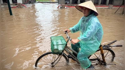 In Hanoi waren viele Straßen völlig überflutet. (Foto: Hau Dinh/AP/dpa)