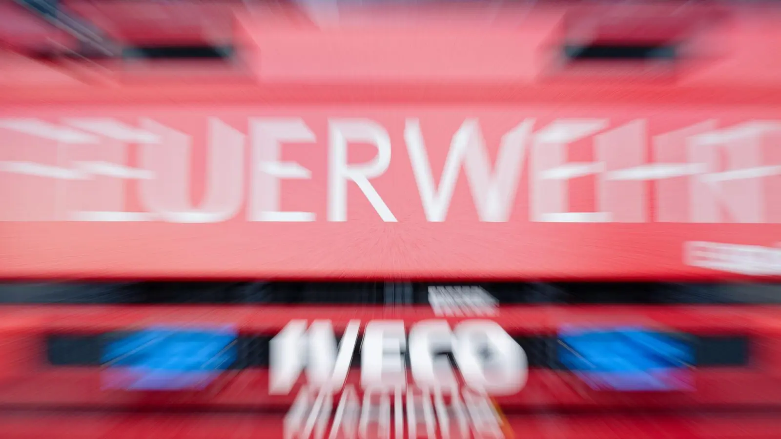 Die Feuerwehr hatte mit teilweise überfluteten Straßen zu kämpfen. (Symbolfoto)  (Foto: Uwe Anspach/dpa)