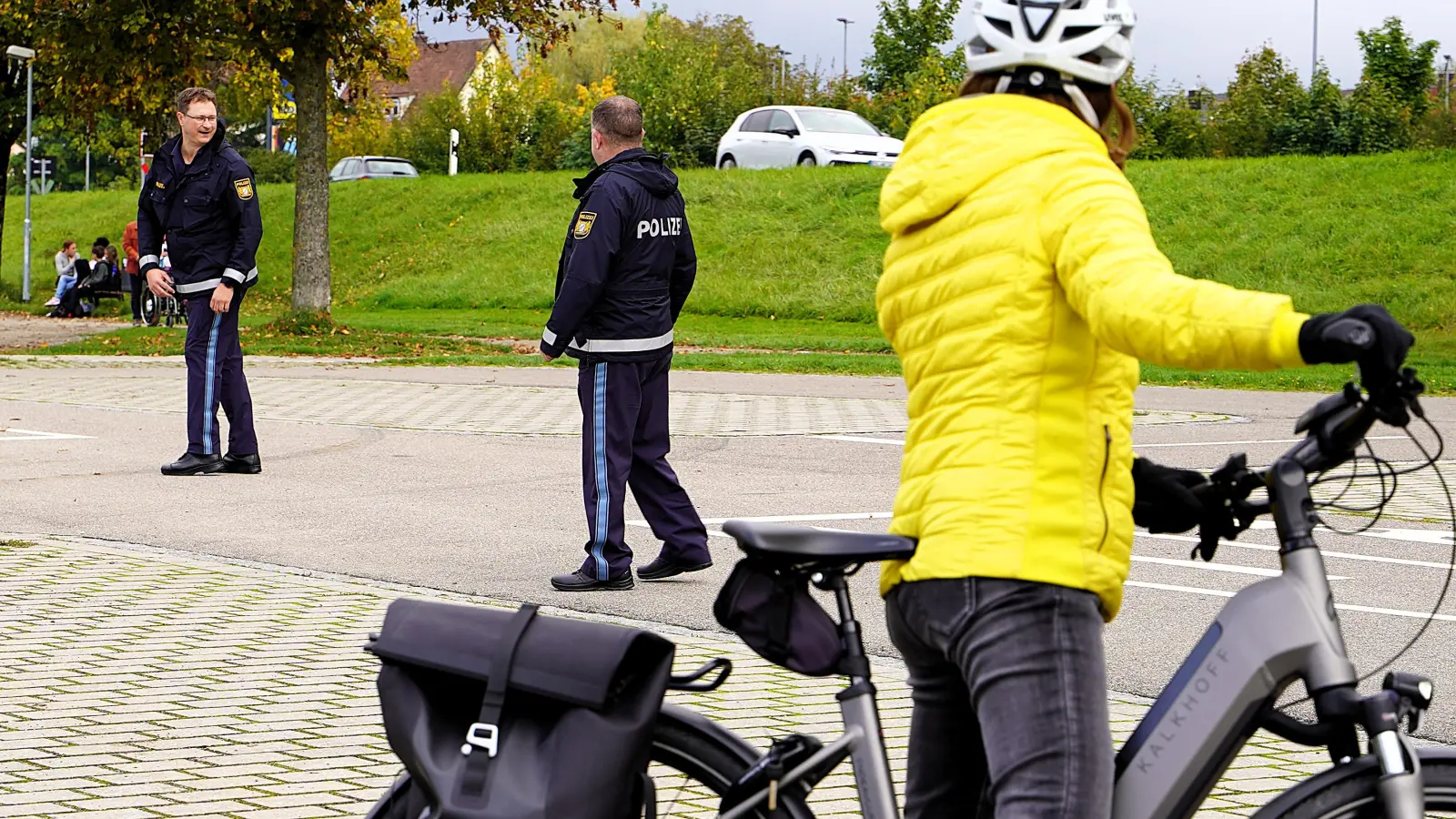 Christoph Seis und Christian Seidl zeigen einer Radfahrerin, was beim Linksabbiegen zu beachten ist – zum Beispiel der korrekte Schulterblick. (Foto: Simone Hedler)