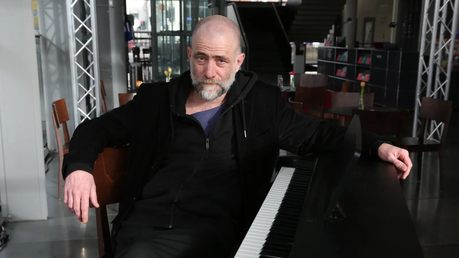 Inszeniert die Revue „Kleiner Mann was nun”: Robert Arnold, Schauspielleiter am Theater Ansbach. (Foto: Martina Kramer)