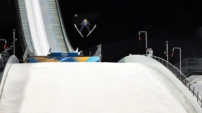 Skispringer Philipp Raimund überragte mit dem Olympiasieg. (Foto: Daniel Karmann/dpa)