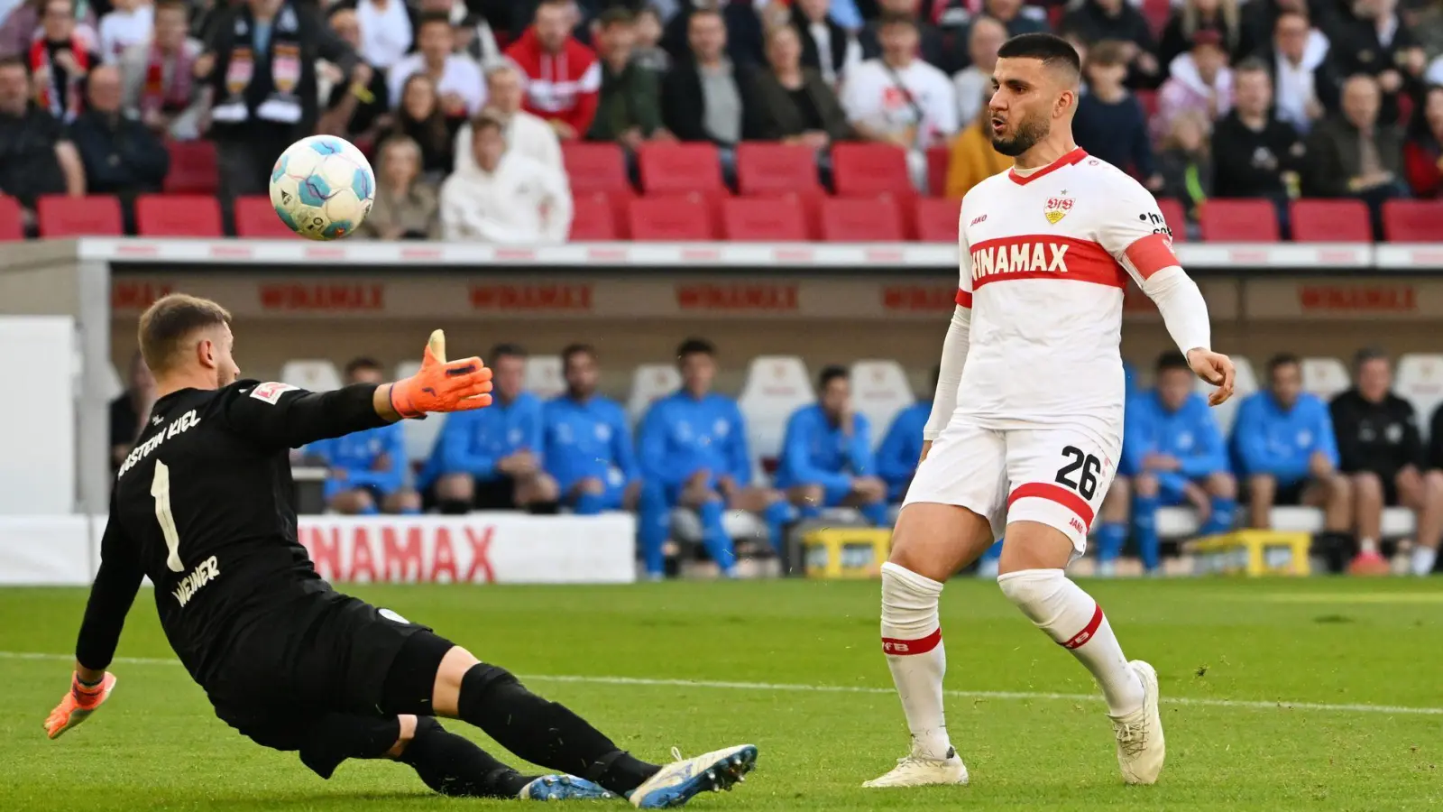 VfB-Profi Deniz Undav schlenzt den Ball zum 1:0 ins Kieler Tor. (Foto: Marijan Murat/dpa)