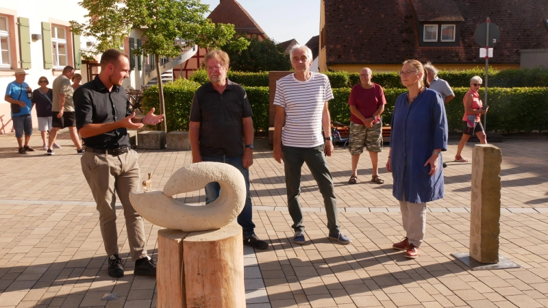 Zweiter Bürgermeister Stefan Hochneder bedankte sich bei den Kursleitern Kurt Grimm, Jess Walter und Cornelia Königsperger (von links). (Foto: Daniel Ammon)