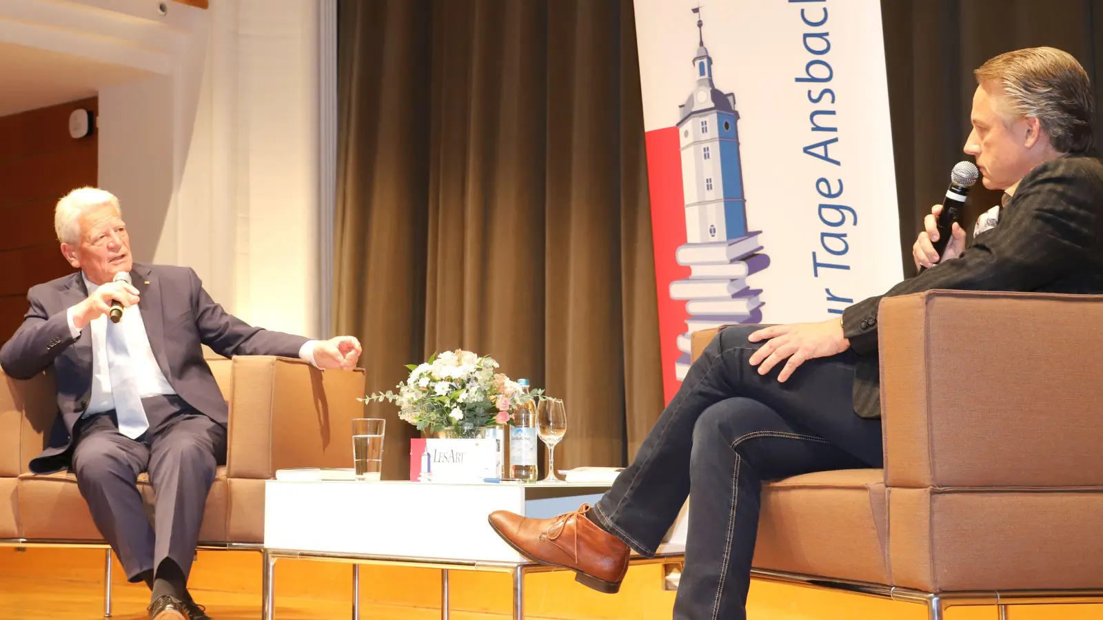 Altbundespräsident Joachim Gauck (links) tauschte sich auf der Bühne mit Moderator Klaus Seeger aus. (Foto: Oliver Herbst)