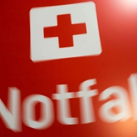 Sepsis-Selbstcheck ergibt Verdacht? Dann sollte man umgehend ärztliche Hilfe in Anspruch nehmen. (Foto: Lino Mirgeler/dpa)