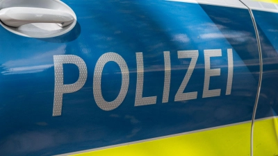 Die beiden Autos fuhren frontal ineinander (Symbolbild).  (Foto: Daniel Vogl/dpa)
