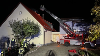 Weil Funken aus dem Schornstein flogen, wurde die Feuerwehr nach Bechhofen gerufen.  (Foto: Johannes Flierl)