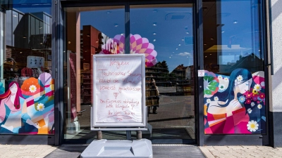 Auf einem Schild einer DM-Filiale steht „Wegen technischer Störung bleibt die Filiale vorerst geschlossen!“. (Foto: Arnulf Stoffel/dpa)