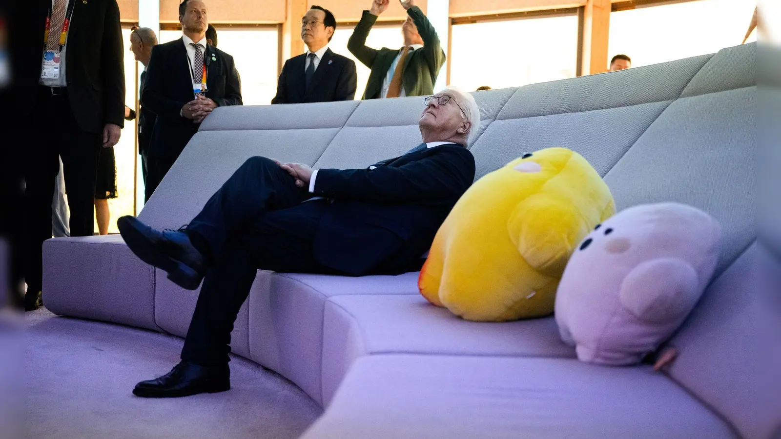 Der Bundespräsident lässt den Deutschen Pavillon auf sich wirken. (Foto: Bernd von Jutrczenka/dpa)