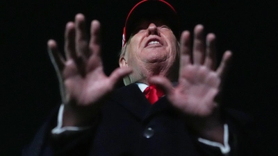 US-Präsident Trump droht der iranischen Revolutionsgarde mit dem Abschuss ihrer Boote. (Foto: Julia Demaree Nikhinson/AP/dpa)