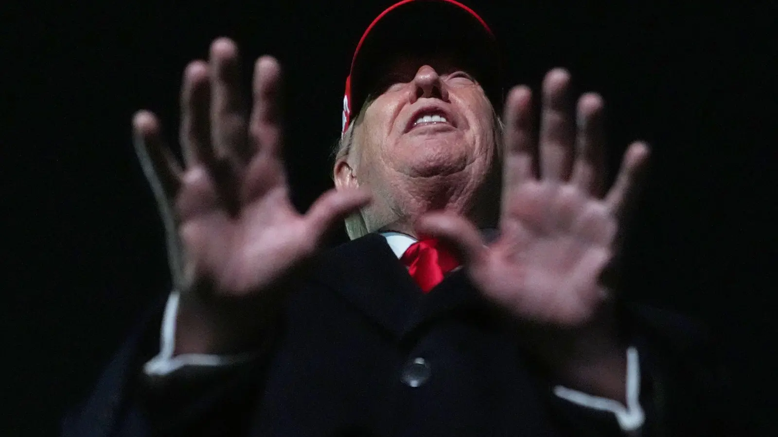 US-Präsident Trump droht der iranischen Revolutionsgarde mit dem Abschuss ihrer Boote. (Foto: Julia Demaree Nikhinson/AP/dpa)