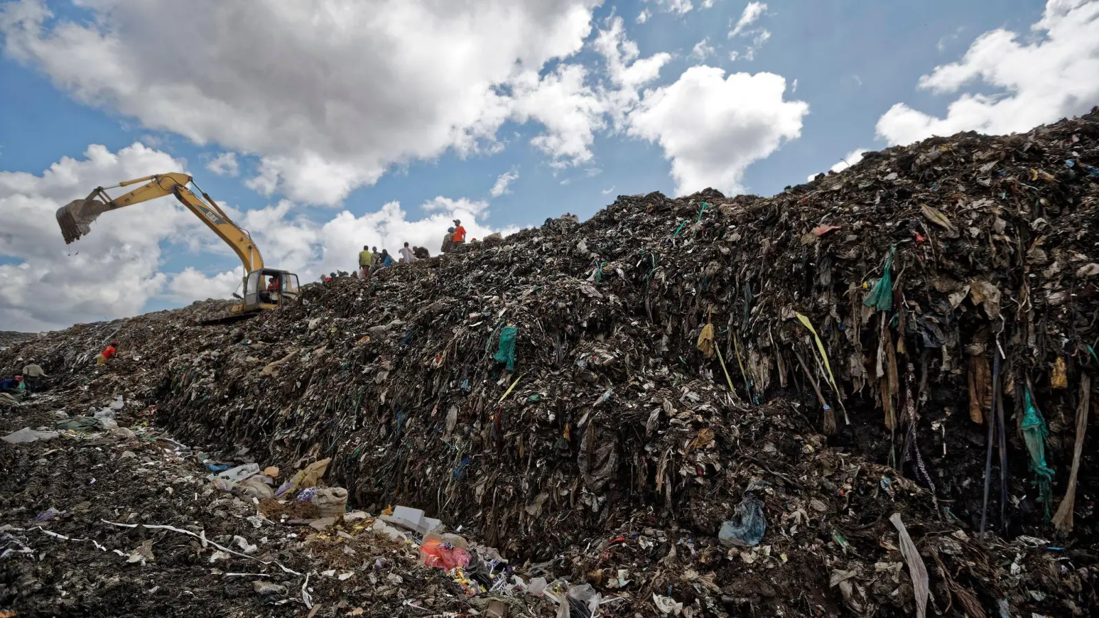 Auf einer Müllhalde in Kenia wurden Leichenteile gefunden (Symbolbild). (Foto: Ben Curtis/AP/dpa)