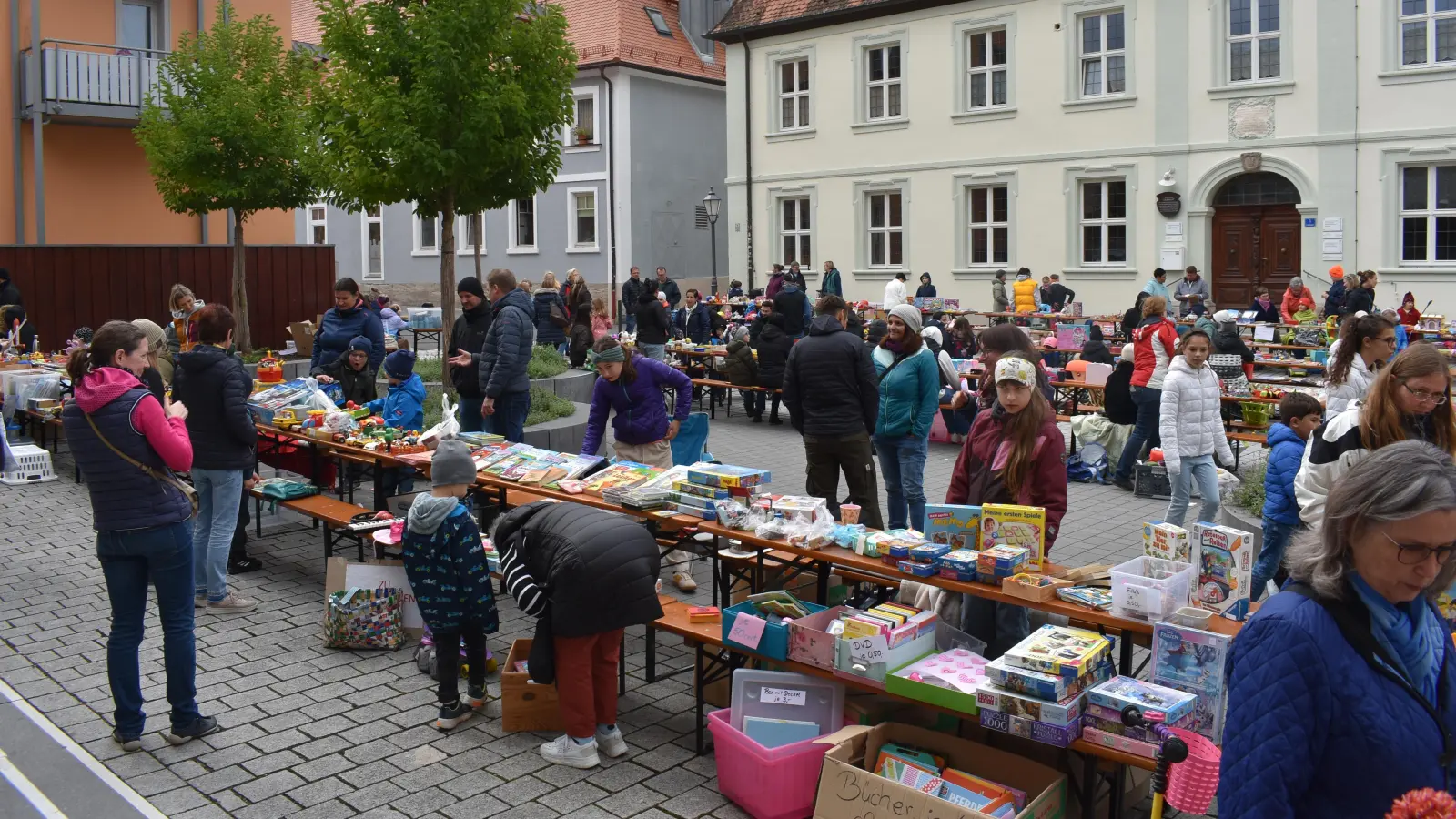 Den Trempelmarkt in Neustadt gibt es schon seit Jahrzehnten. Die Vorstandschaft der SPD-Frauen (vormals Arbeitsgemeinschaft sozialdemokratischer Frauen, AsF) sprachen sich letztlich dafür aus, ihn weiterhin auf dem Schlossplatz auszurichten, auch wenn eine knappe Mehrheit für den Marktplatz plädiert hatte. (Foto: Ute Niephaus)