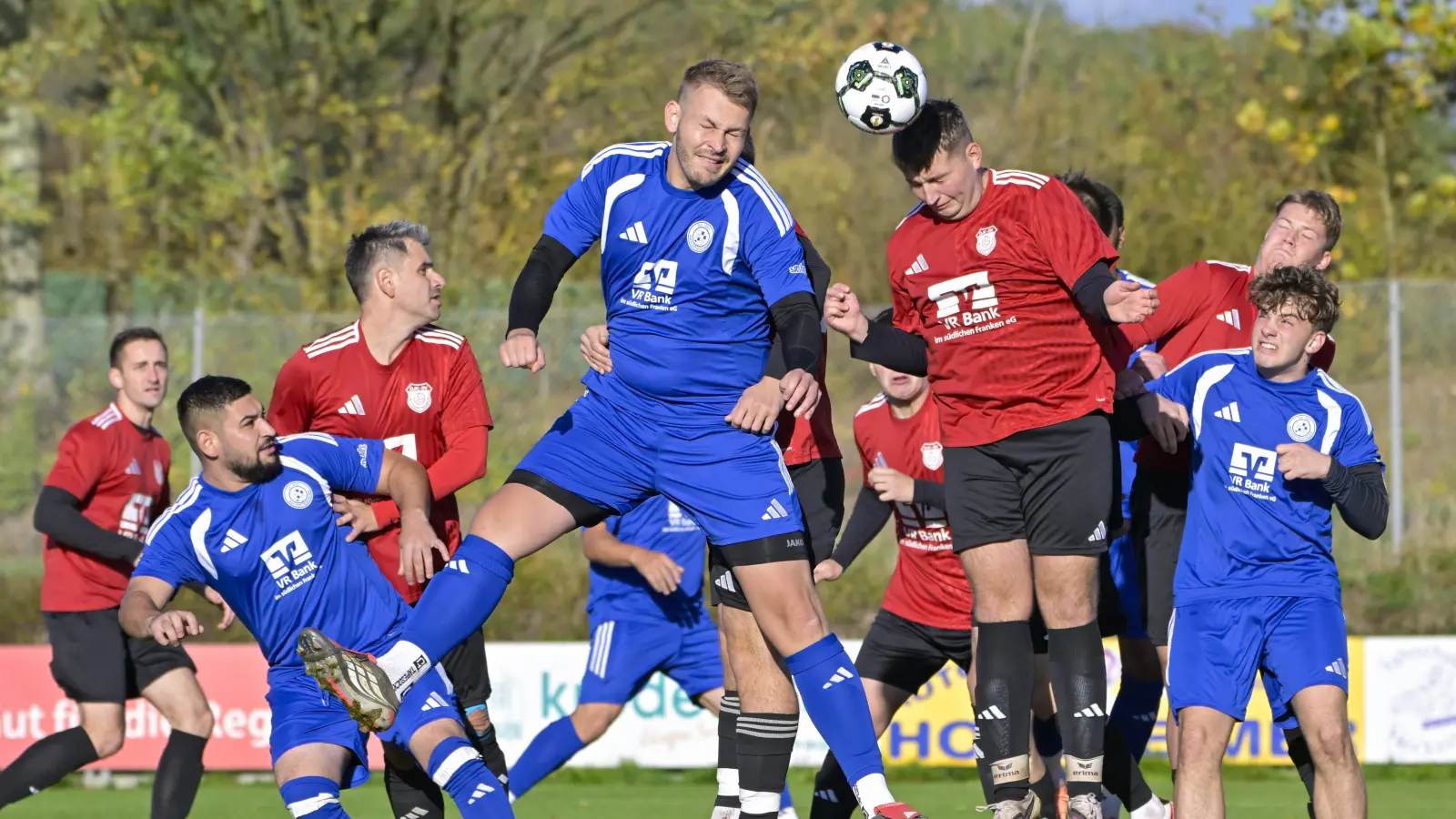Maximilian Lederer (in Rot) erzielten beim 3:1-Sieg von Mitteleschenbach in Wassertrüdingen zwei Treffer, hier gewinnt er das Kopfballduell gegen Robin Lechner. (Foto: Martin Rügner)