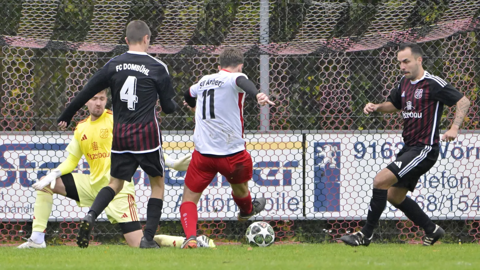 Das war die Vorentscheidung: Felix Semmlinger (in Weiß) schiebt hier zum 3:1 für Arberg ein, die Dombühler (von links) Dominic Wächter, Kevin Hofmann (Nummer 4) und Nico Horn können es nicht verhindern. (Foto: Martin Rügner)