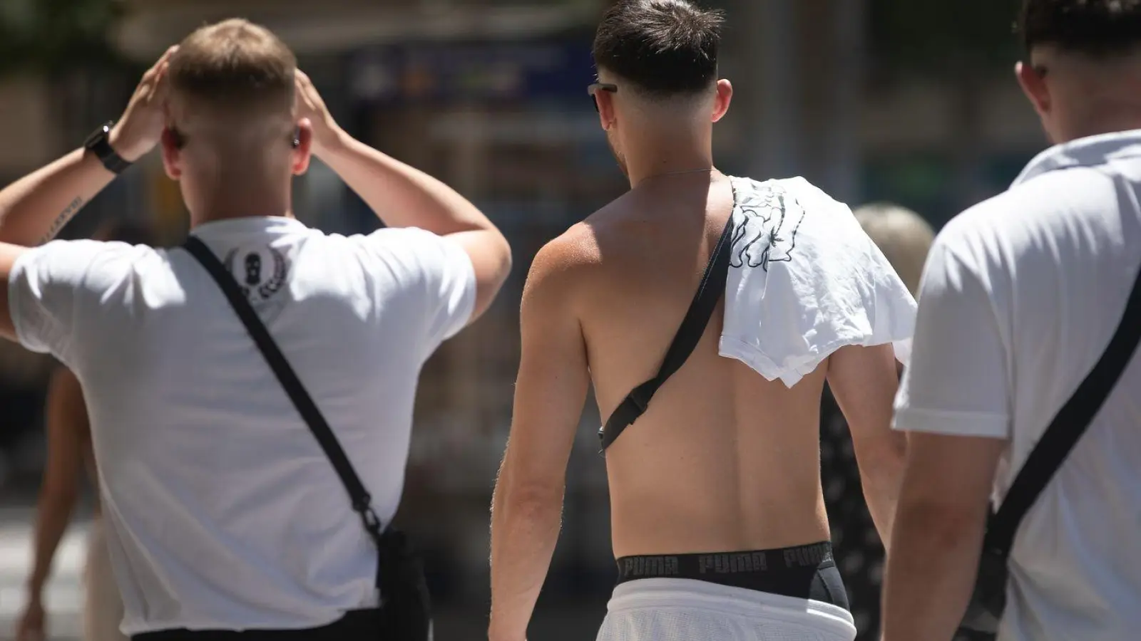 Angesagt bei jungen Männern: das klassische weiße T-Shirt. Aber auch: zeigen, was man hat. Blanke Brust? Tattoos? Waschbrettbauch? (Archivbild) (Foto: Clara Margais/dpa)